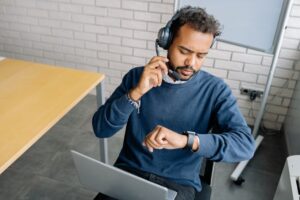 Como integrar assistentes virtuais para otimizar sua rotina diária de tarefas