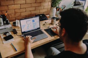 Como usar ferramentas de inteligência artificial para automatizar tarefas repetitivas no trabalho