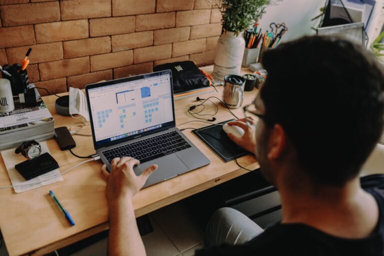 Como usar ferramentas de inteligência artificial para automatizar tarefas repetitivas no trabalho