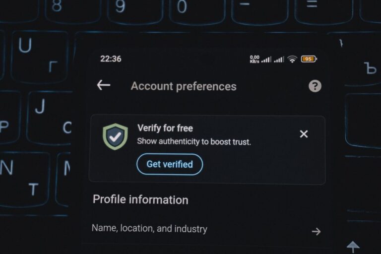 Como utilizar aplicativos de gerenciamento de senhas para proteger suas contas online em 2024